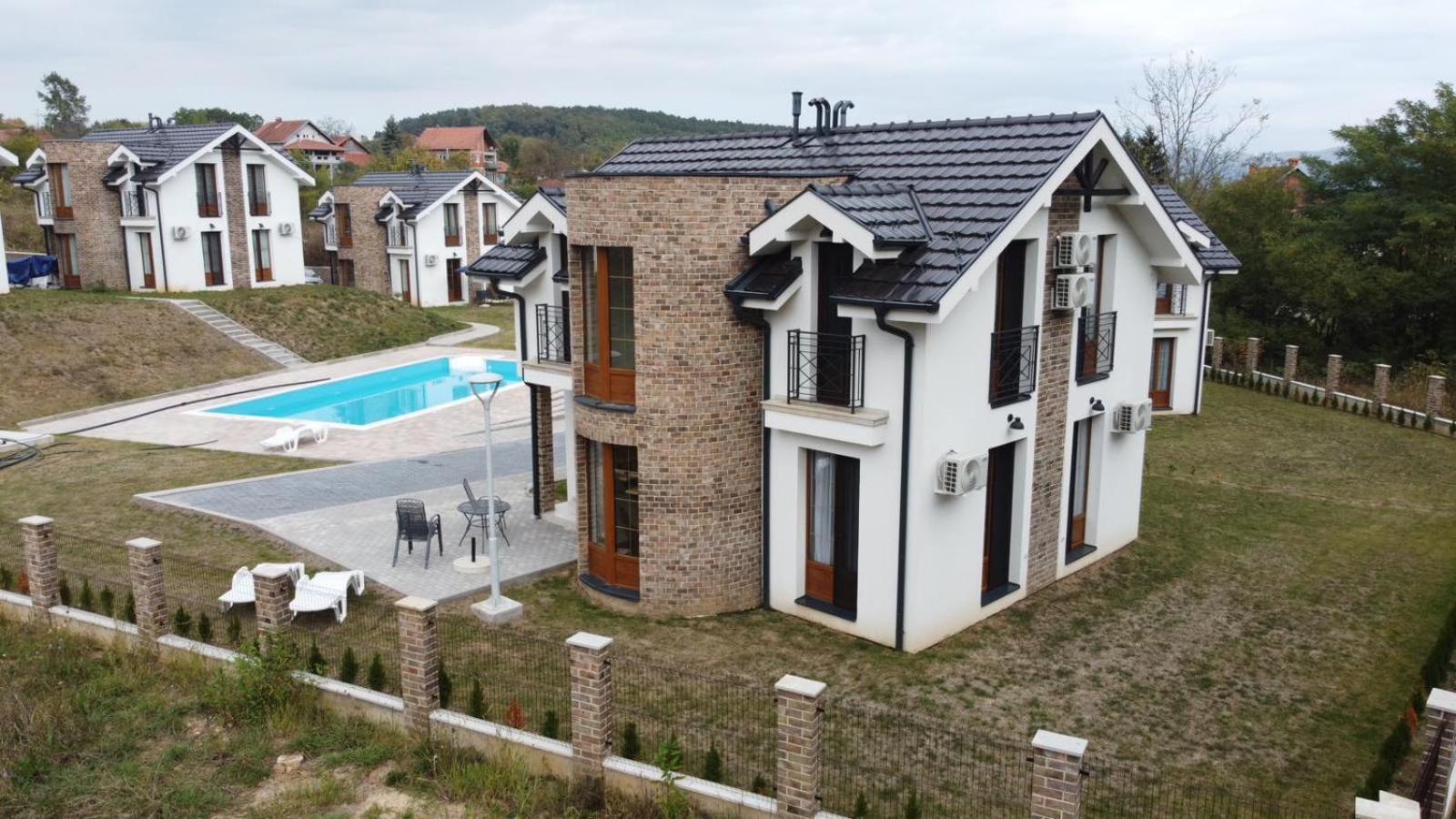 Crown House Aparthotel Vrnjačka Banja Buitenkant foto